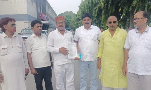 कांग्रेस के शिष्टमंडल ने डीआरएम से मिलकर सौंपा ज्ञापन ।
