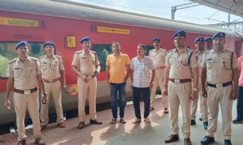 सीसीटीवी कैमरा से स्टेशन में  असामाजिक गतिविधियों पर नजर पैनी:राकेश ।