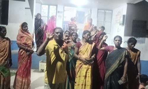 प्राथमिक स्वास्थ्य केंद्र में चिकित्सक नहीं रहने से परेशान मरीज के परिजनों ने किया हंगामा।