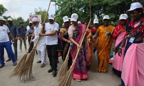 श्रमदान कर नगर निगम क्षेत्र में चलाया सफाई अभियान ।