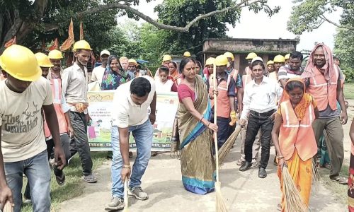 स्वच्छता अभियान में लोगों ने श्रमदान कर किया साफ सफाई ।