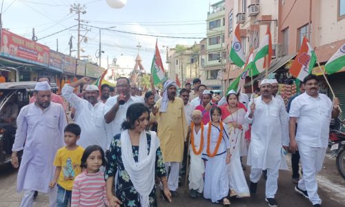 गांधी जयंती पर कांग्रेस ने माल्यार्पण के बाद किया पदयात्रा ।