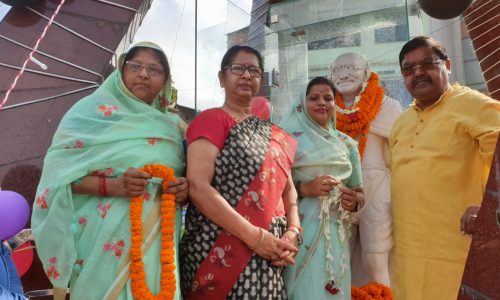 महापौर ने महात्मा गांधी की प्रतिमा एवं शहीद स्तम्भ पर किया माल्यार्पण ।