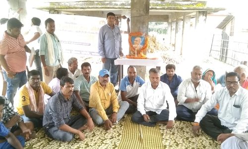 गांधी जयंती पर उनके तेलीय चित्र पर दी गई पुष्पांजलि।