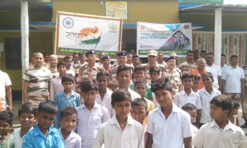 शिशिया हाट में आईटीबीपी के जवानों ने चलाया सफाई अभियान।