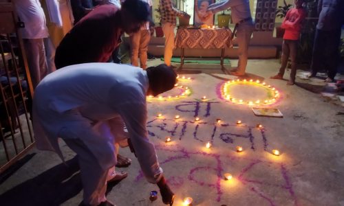 राष्ट्रपिता महात्मा गांधी के प्रतिमा पर दी गई पुष्पांजलि ।