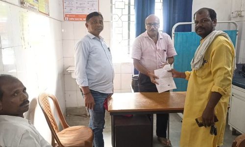 एएनएम ने प्रसव दौरान मरीज के परिजनों से लिए रुपए परिजनों ने चिकित्सा प्रभारी से की कारवाई की मांग ।