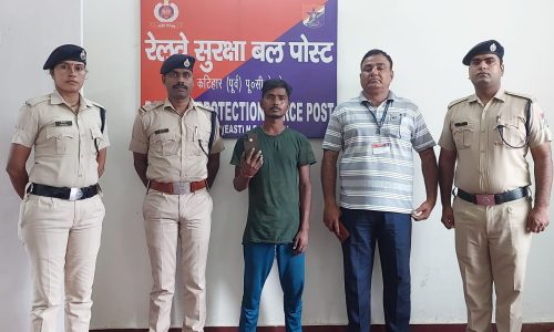चोरी के मोबाइल फोन के साथ आरोपी को किया गिरफ्तार ।