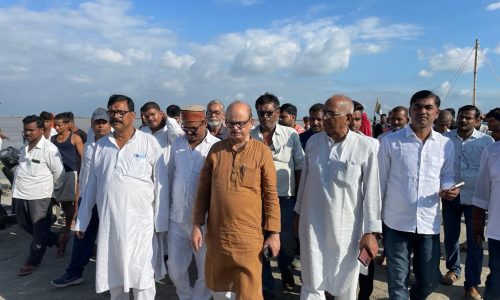 कटाव ग्रस्त क्षेत्र का दौरा करने पहुंचे तारिक अनवर ।