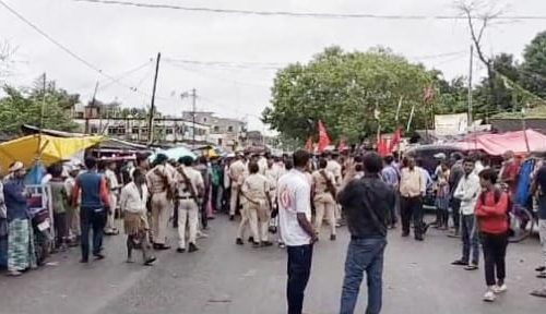 बस्तौल चौंक के समीप NH81मुख्य सड़क पर किया विरोध प्रदर्शन ।