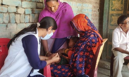बच्चों का नियमित टीकाकरण स्वास्थ्य के लिए लाभदायक।