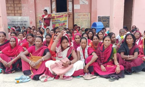 पांच सूत्री मांगों को लेकर सेविका सहायिका ने किया भूख हड़ताल ।