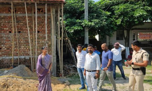 महापौर ने सार्वजनिक शौचालय निर्माण कार्य का किया निरीक्षण ।