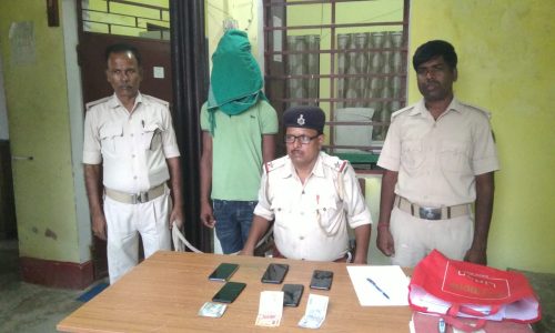 चोर को ग्रामीणों ने पकड़ किया पुलिस के हवाले, पांच मोबाइल और पांच हजार नगद किया बरामद