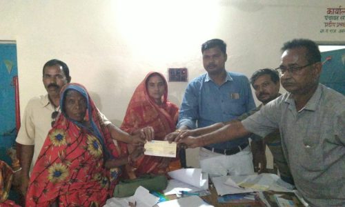 कबीर अंत्येष्टि के 14 लाभुकों के बीच मुखिया ने दिया चेक