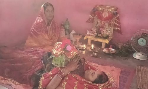 सिने पर कलश रख मां दुर्गा की पुजा कर रही है महीला भक्त ।
