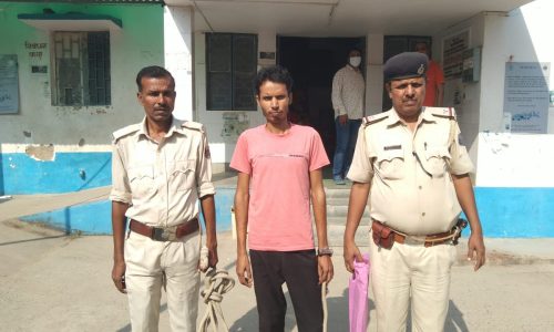 फरार चल रहे आरोपी को पुलिस ने किया गिरफ्तार ।