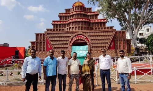 महापौर ने विभिन्न पूजा पंडालों का किया  निरीक्षण।