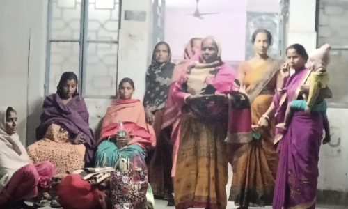 एएनम मौजूद नहीं रहने से प्रसव कराने पहुंचे मरीजों को डाक्टर ने किया रेफर, मरीजों में आक्रोश।