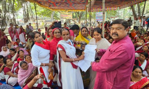आंगनबाड़ी कर्मचारी के हक़ दिलाने के लिए विधान पार्षद ने दिया समर्थन