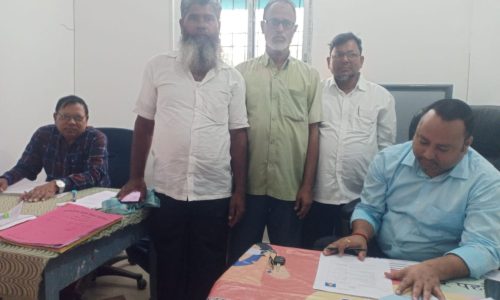 प्राणपुर प्रखंड मुख्यालय के प्रांगण में व्यापार मंडल अध्यक्ष पद के लिए दो लोगों ने नामांकन किया।