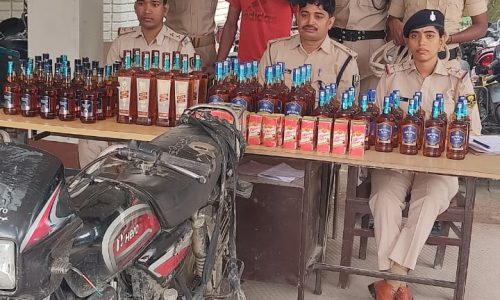 वाहन चेकिंग के दौरान भारी मात्रा में विदेशी शराब बरामद, तस्कर गिरफतार,एक मोटरसाइकिल जब्त