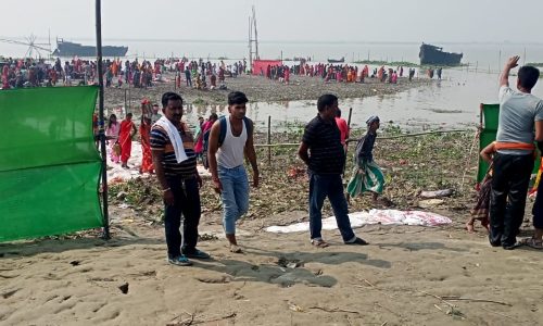 पचास हजार श्रद्धालुओं ने छठ पर्व को लेकर गंगा में लगाई डुबकी