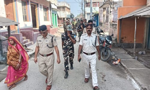 काली पूजा के अवसर पर विधि व्यवस्था संधारण हेतु प्रशासन ने किया फ्लैग मार्च