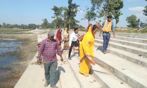 महापर्व छठ को लेकर मुखिया रानी देवी चलाया साफ-सफाई अभियान।
