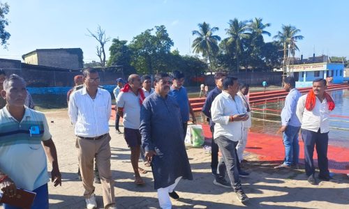 विधान पार्षद ने छठ घाटों का किया निरीक्षण                    नगर निगम की पूरी टीम का सराहना कर मनोबल बढ़ाया ।