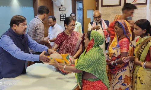 विधान पार्षद एवं महापौर ने छठव्रतीओ के बीच सामग्री का किया वितरण