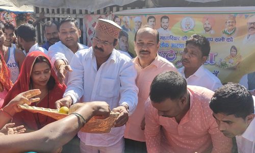 युवा कांग्रेस ने छठ व्रतियों के बीच पूजा सामग्री का किया वितरण