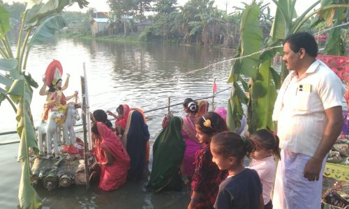 हसनगंज में डूबते सूर्य को अर्घ्य देकर मांगी मन्नतें, आज उगते सूर्य की होगी पूजा