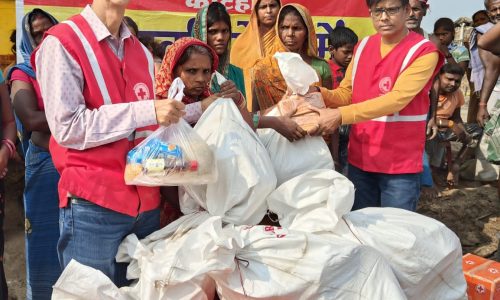 रेडक्रोस सोसाइटी ने मिल्की गांव के अग्नि पीडि़तों को बाँटे राहत साम्रगी