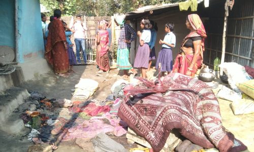 बिजली शॉर्ट सर्किट से लगी आग, दो फुस के घर जले।