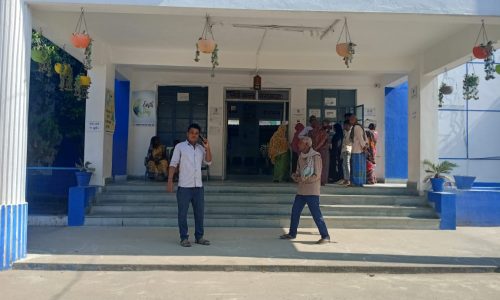बिहार सरकार के द्वारा मिलने वाली राशि में सुविधा शुल्क लेने पर ग्रामीणों के द्वारा जताया गया आक्रोश।