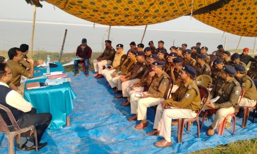 मनिहारी के बिचली दियारा में अपराधियों पर दविश और आम जनों को शांति का पैगाम ।