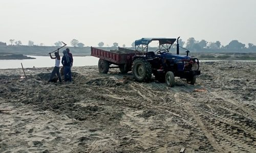 आजमपुर गोला स्थित गंगा किनारे सफेद बालू का अवैध खनन जारी, विभागीय अधिकारी बेखबर