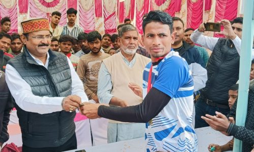 वॉलीबॉल प्रतियोगिता के फाइनल मुकाबले में पहुंचे कांग्रेस जिलाध्यक्ष                      विजेता एवं उपविजेता टीम के खिलाड़ियों को किया सम्मानित