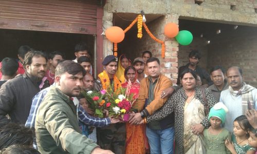 फौजी बेटा घर आया तो परिवार-गांव वालों ने कुछ इस अंदाज में किया स्वागत