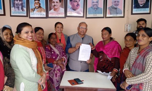 चयन मुक्त सेविकाओं ने पूर्व उप मुख्यमंत्री से मिलकर अपनी सौंपा ज्ञापन