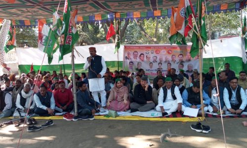 143 सांसदों के निलंबन के विरोध में इंडिया गठबंधन के  घटक दल दिया धरना शिष्टमंडल ने डीएम को सौंपा स्मार पत्र