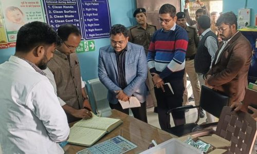 एनक्वास कार्यक्रम के तहत स्वास्थ्य केंद्रों का जिलाधिकारी ने किया निरीक्षण ।