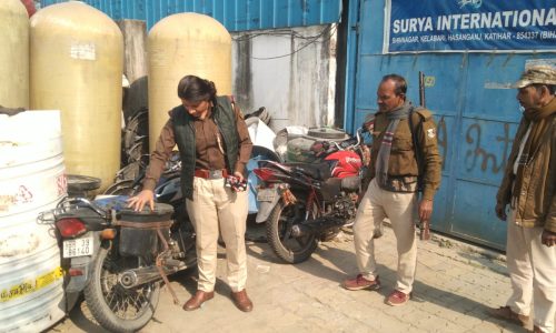 दो बाइक की आमने-सामने की टक्कर में दोनों बाइक सवार जख्मी।
