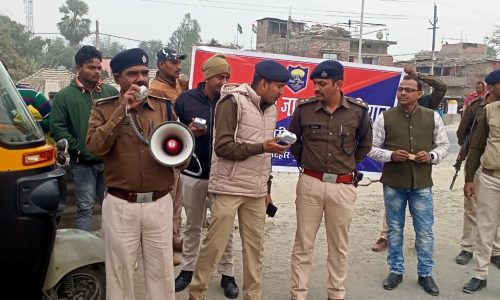 वाहनों में रिफलेक्ट स्टीकर लगाकर सुरक्षित यात्रा करें: एसडीपीओ