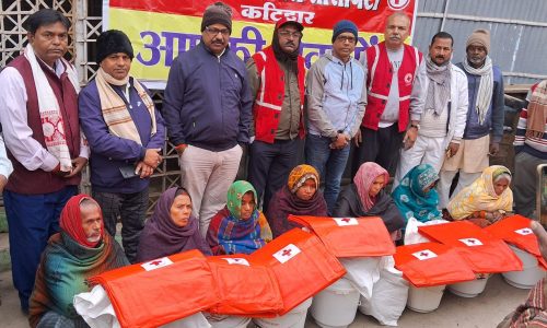 रेडक्रॉस सोसाइटी ने कुर्सेला के अग्नि पीड़ितों को बाँटे राहत कीट