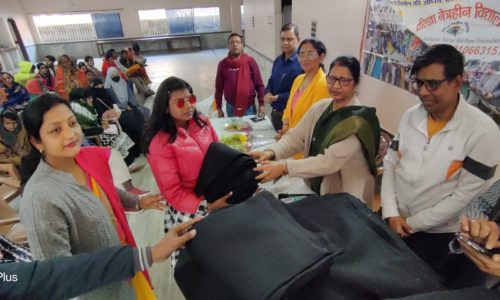 नेत्रहीन एवं असहाय लोगों के बीच महापौर ने किया कंबल  वितरण