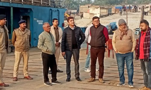 कटिहार डीटीओ मनिहारी घाट पहुंचे, एलसीटी के कागजातों की जांच की