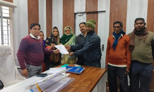 कुमारीपुर उपमुखिया पर मनमानी का आरोप, अविश्वास का प्रस्ताव बीडीओ को सौंपा