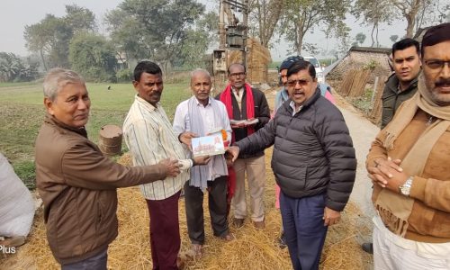 विधान पार्षद ने पूजित अक्षत का वितरण कर लोगों को दिया निमंत्रण